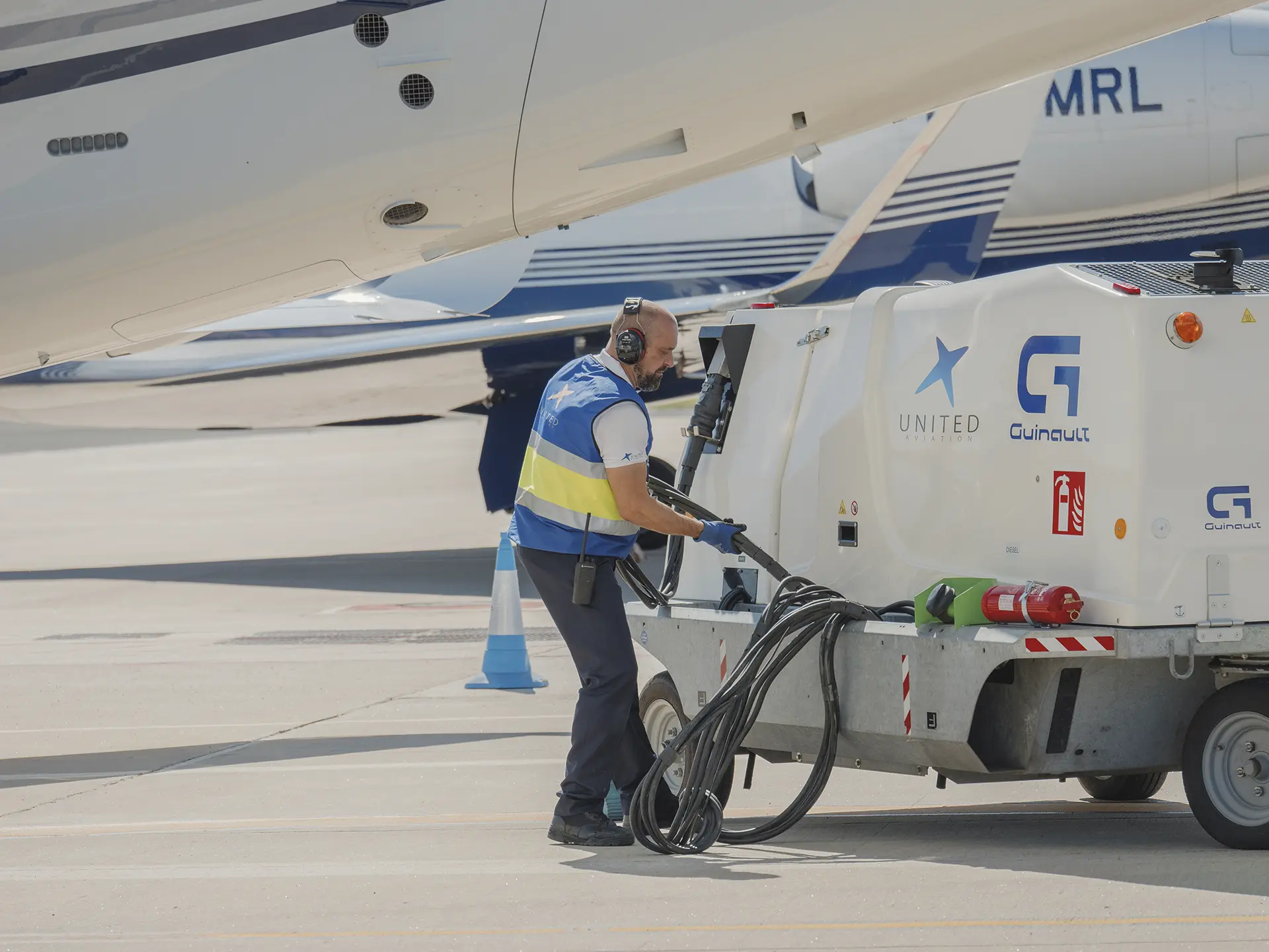 Operario de United Aviation repostando jet