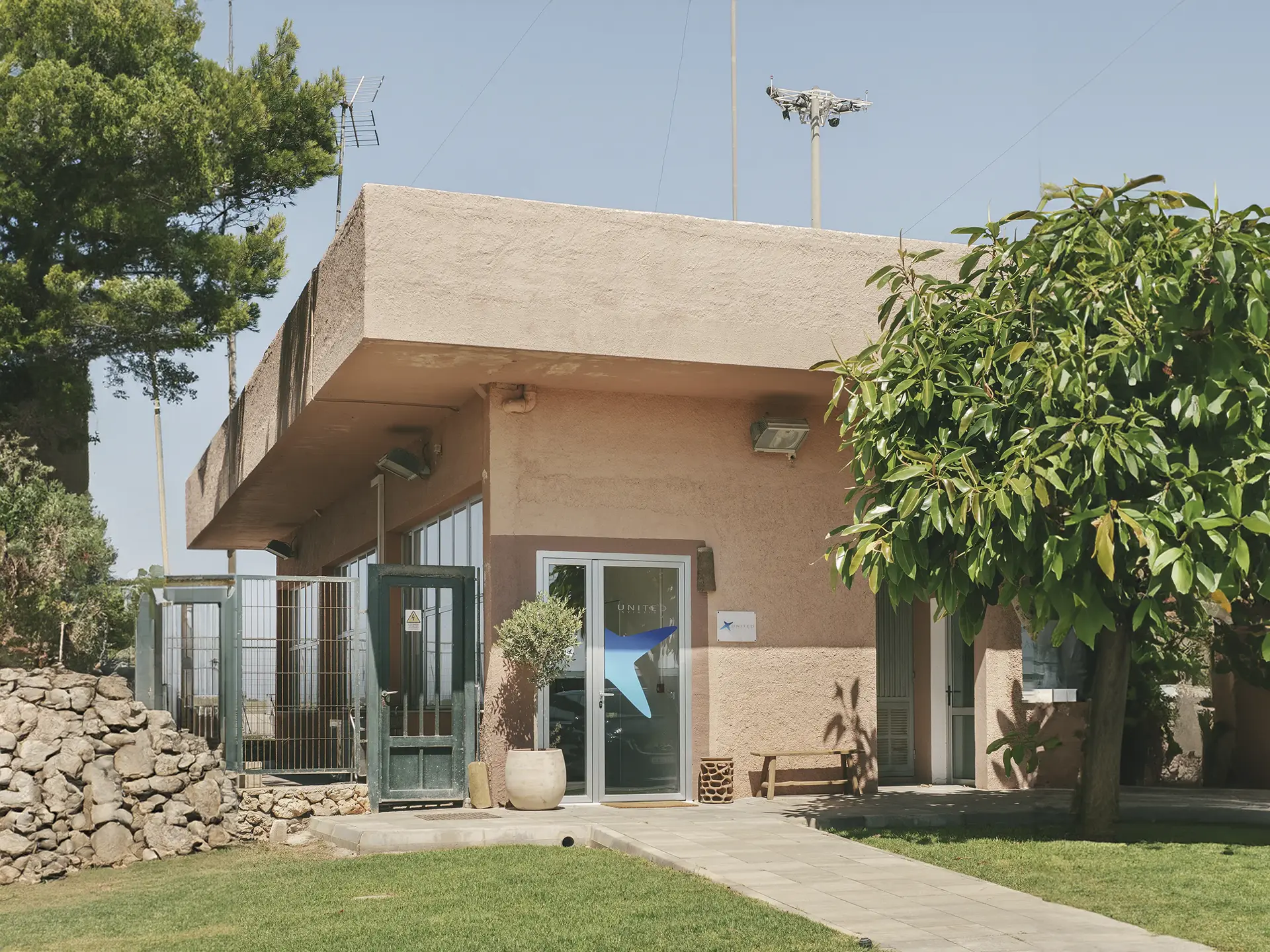 Vista exterior de la sala VIp de United Aviation Menorca